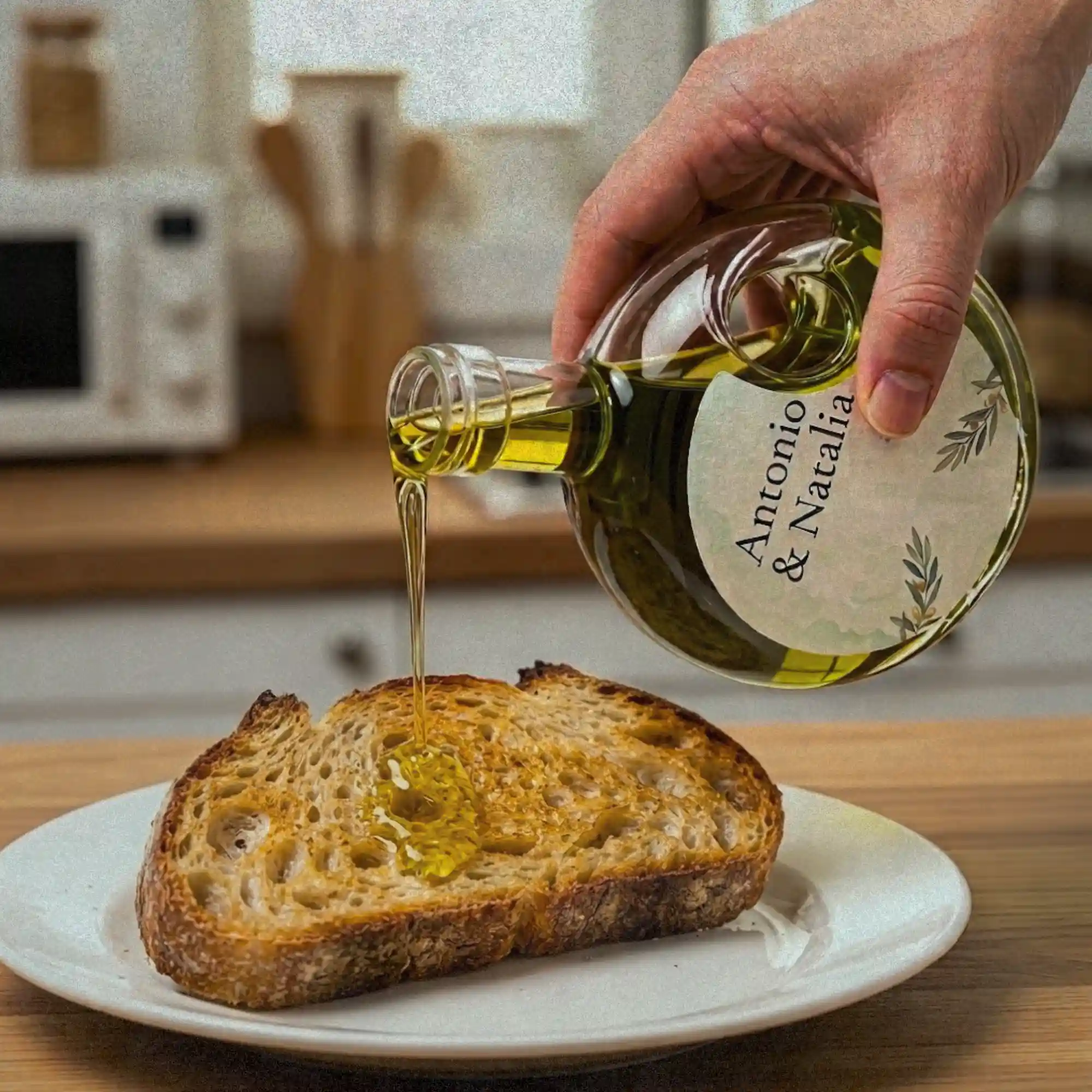 Aceite de oliva virgen extra cayendo sobre una tostada