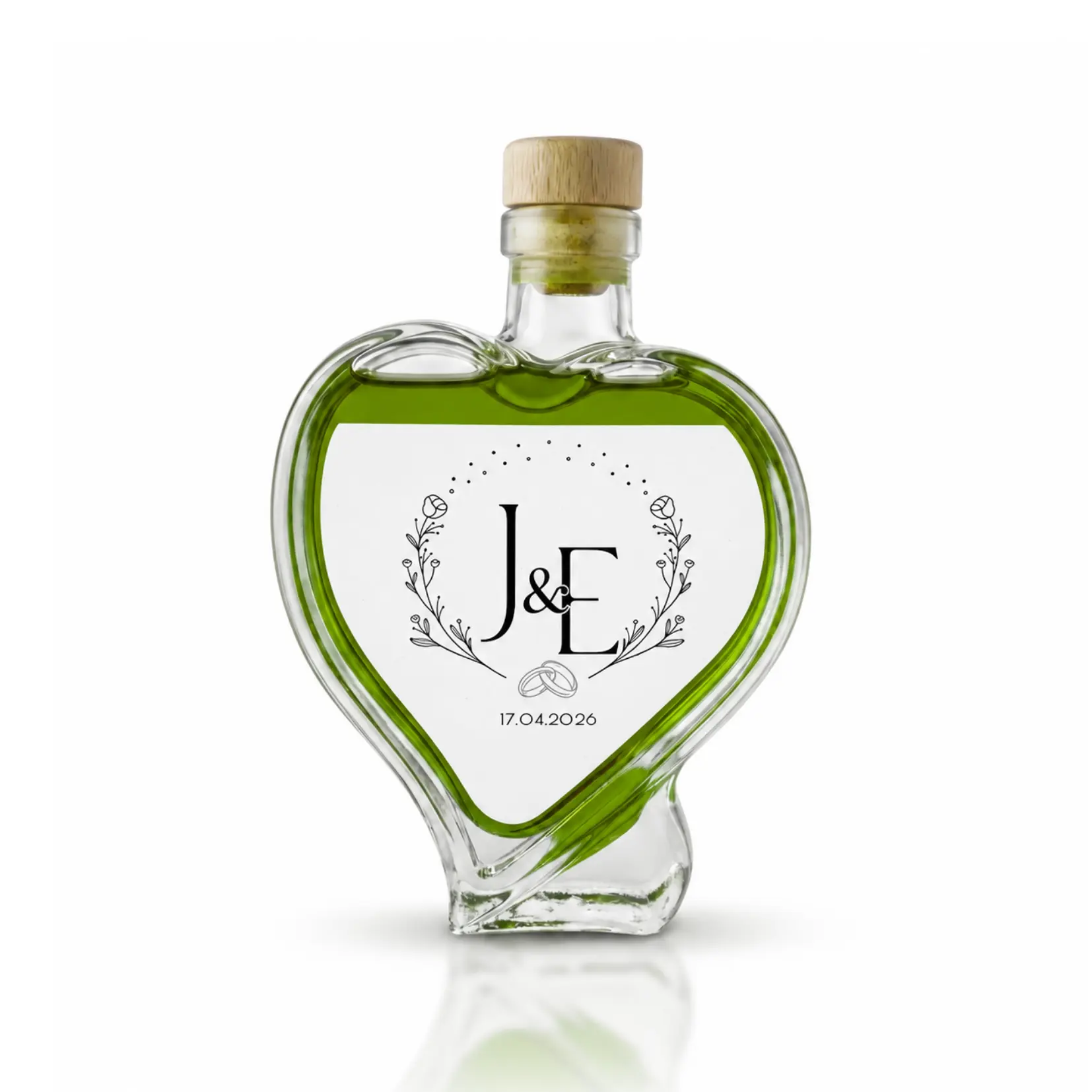 Botella de aceite de oliva con forma de corazón con la etiqueta personalizada puesta