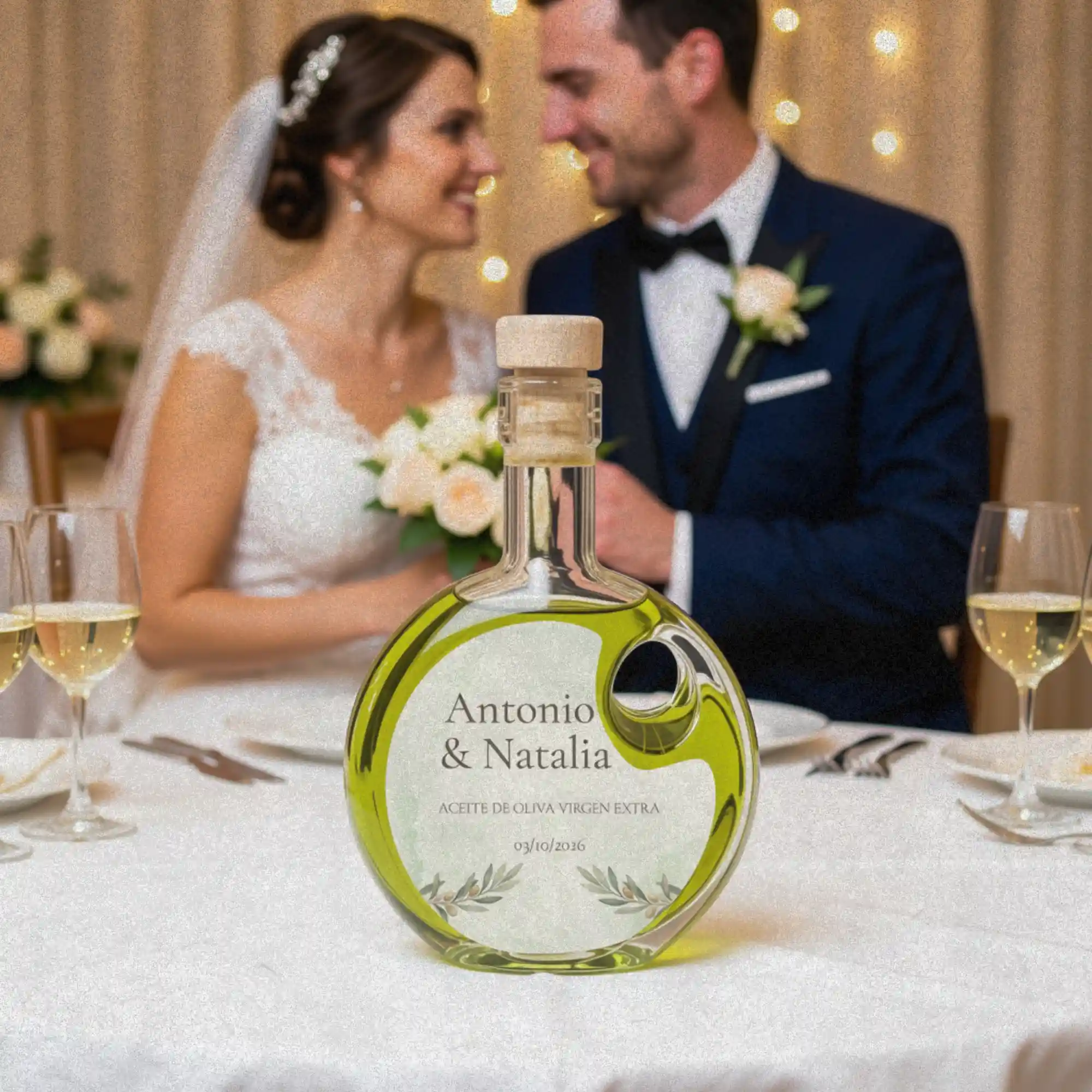 Botella de aceite personalizada para boda con los novios de fondo