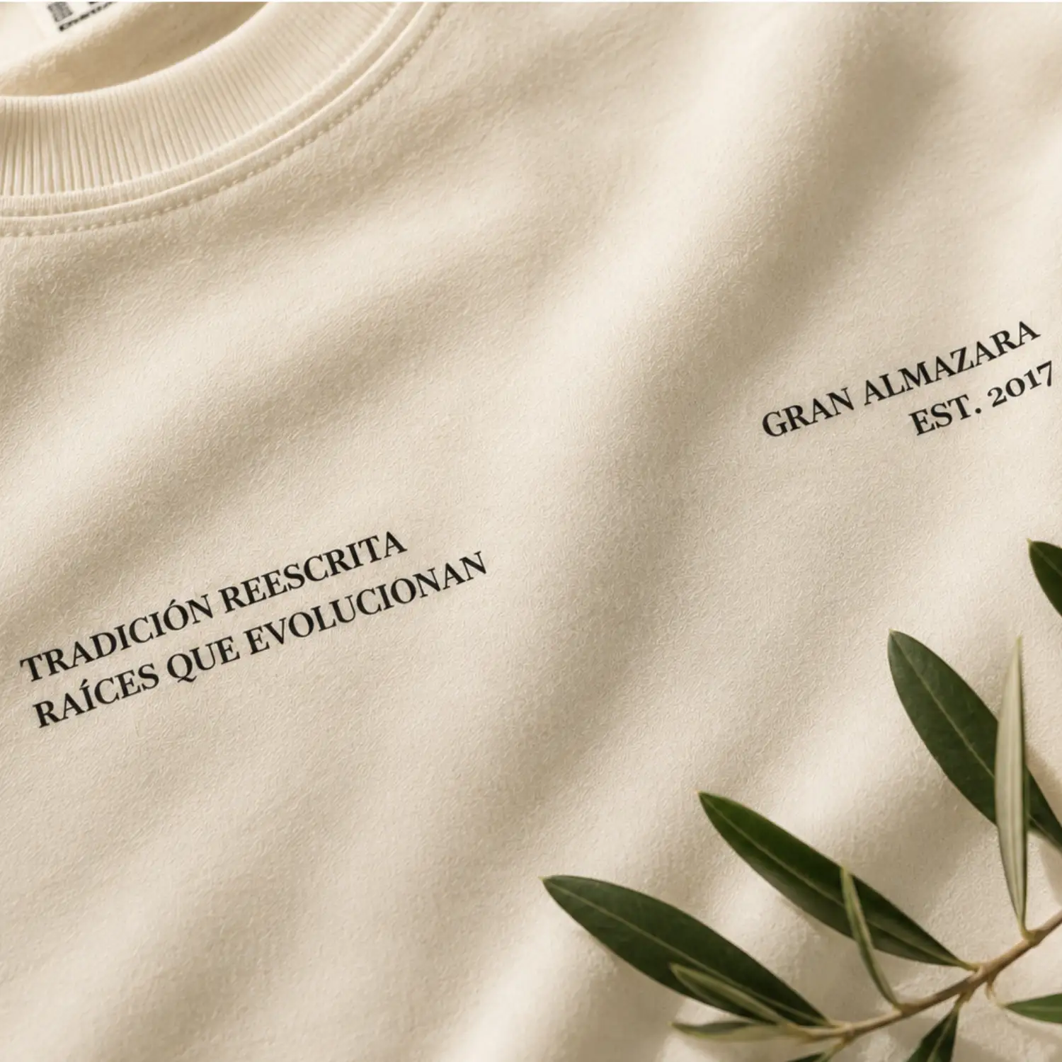 Detalle del frontal de la camiseta Tradición Reescrita de Gran Almazara