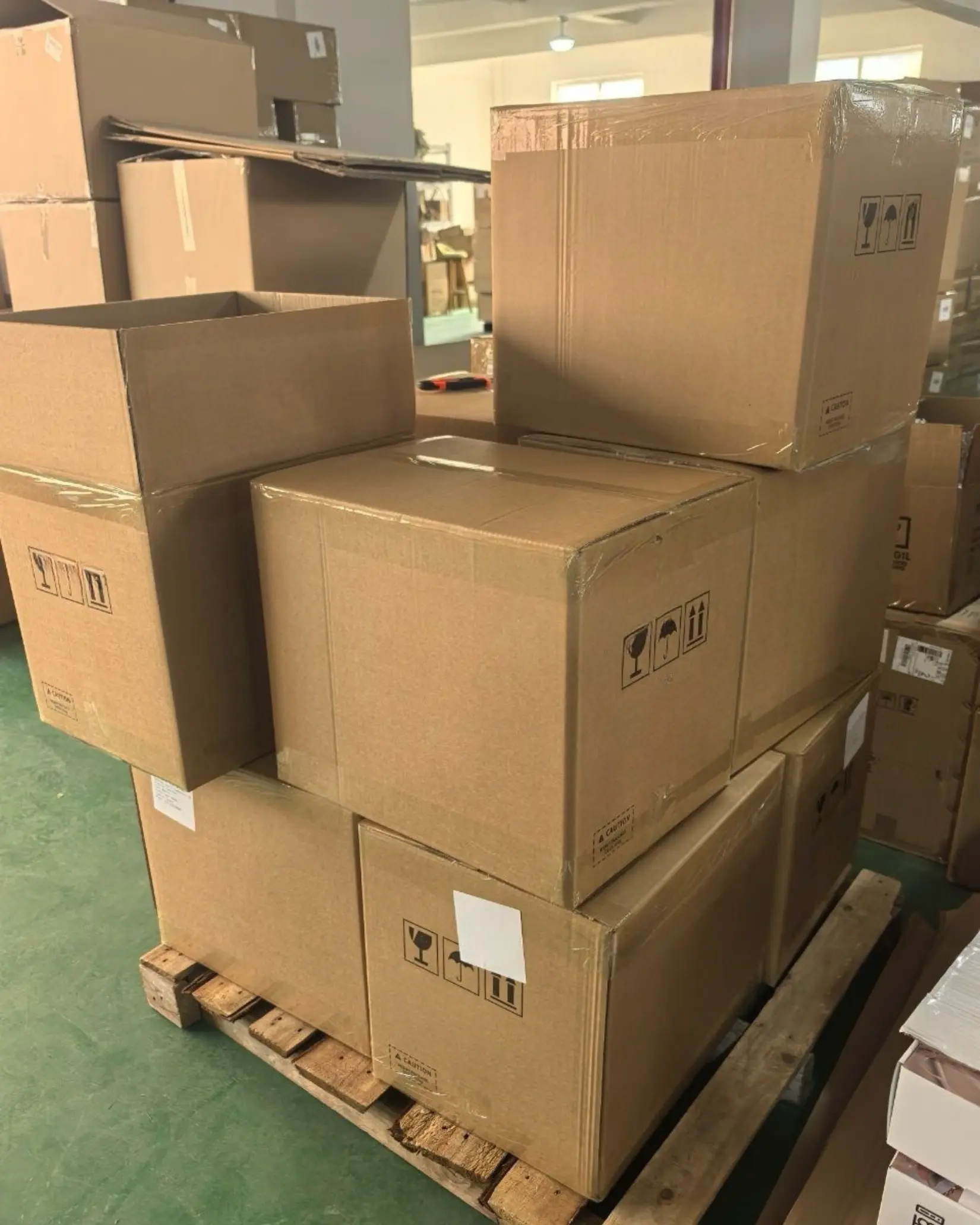 Cajas de cartón preparadas para los envíos de Gran Almazara