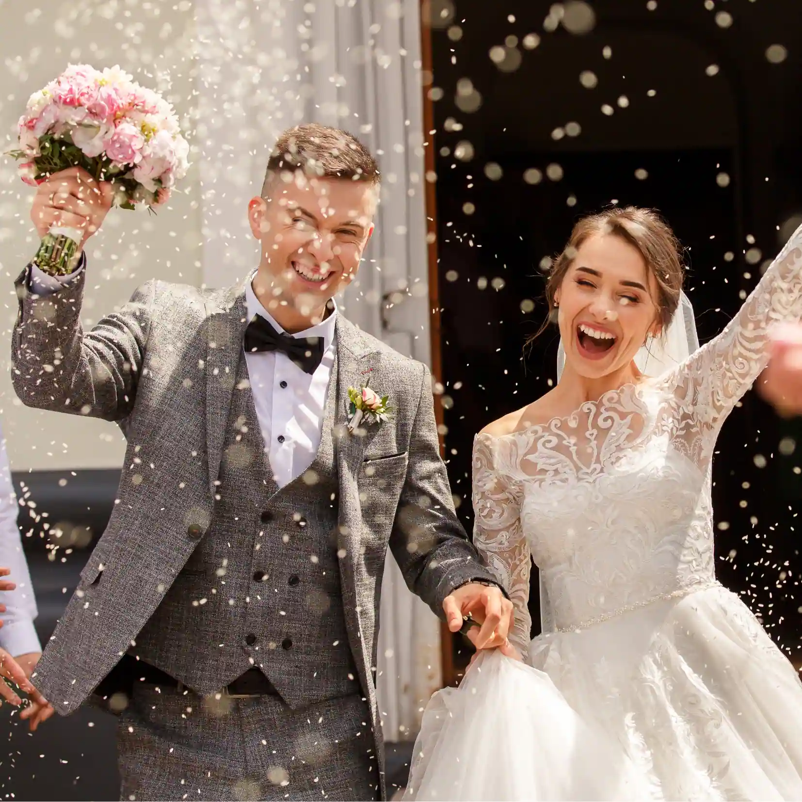 Novios disfrutando de su boda