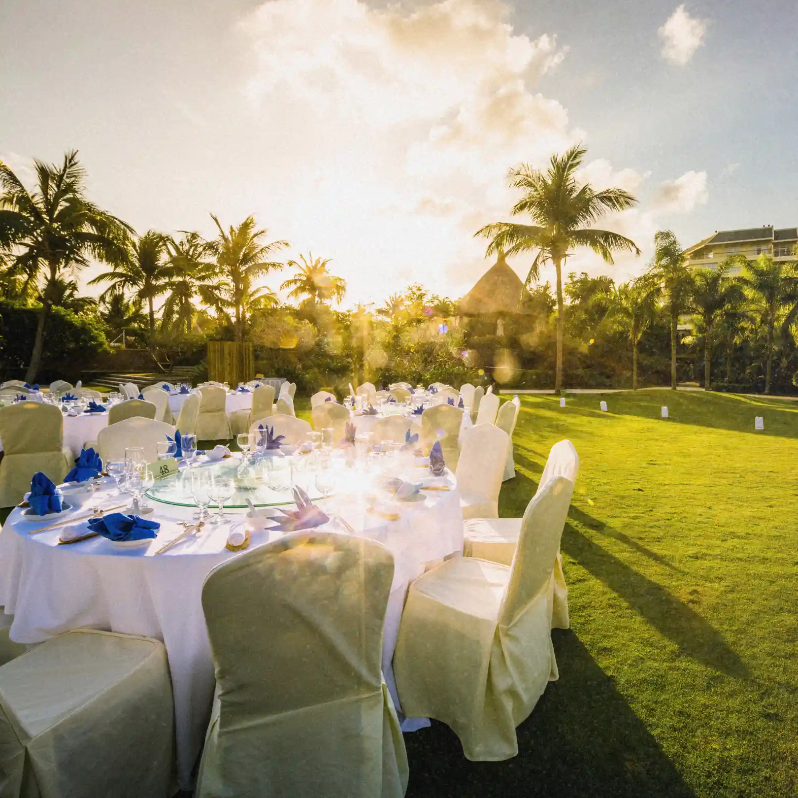 Mesa de celebración preparada para los invitados