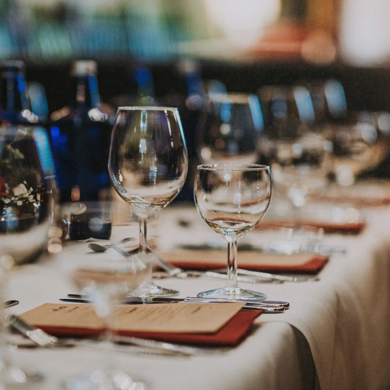 Mesa montada para una cena de empresa
