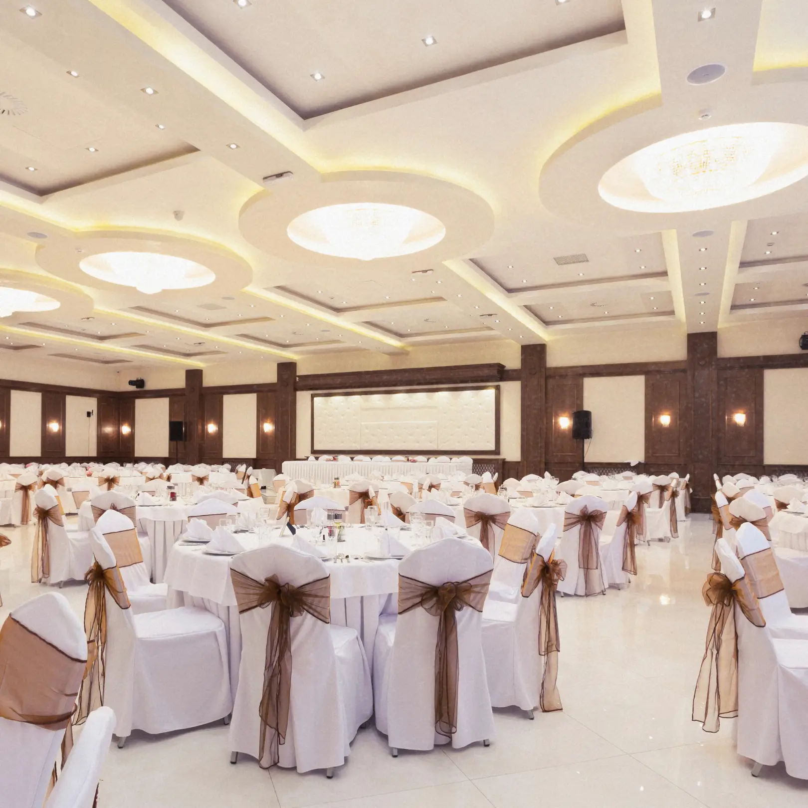 Salón preparado para una celebración de comunión