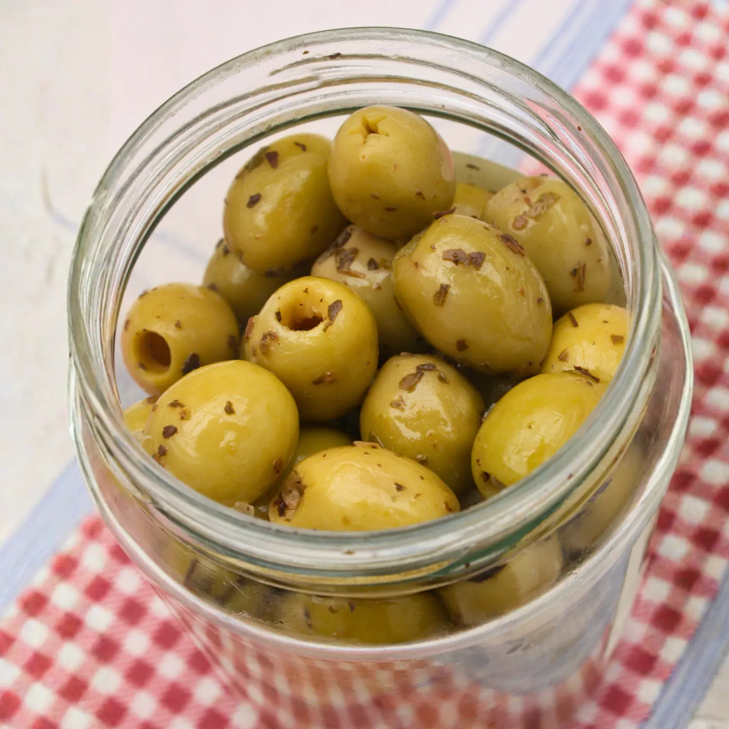 Tarro abierto de aceitunas aliñadas de Gran Almazara