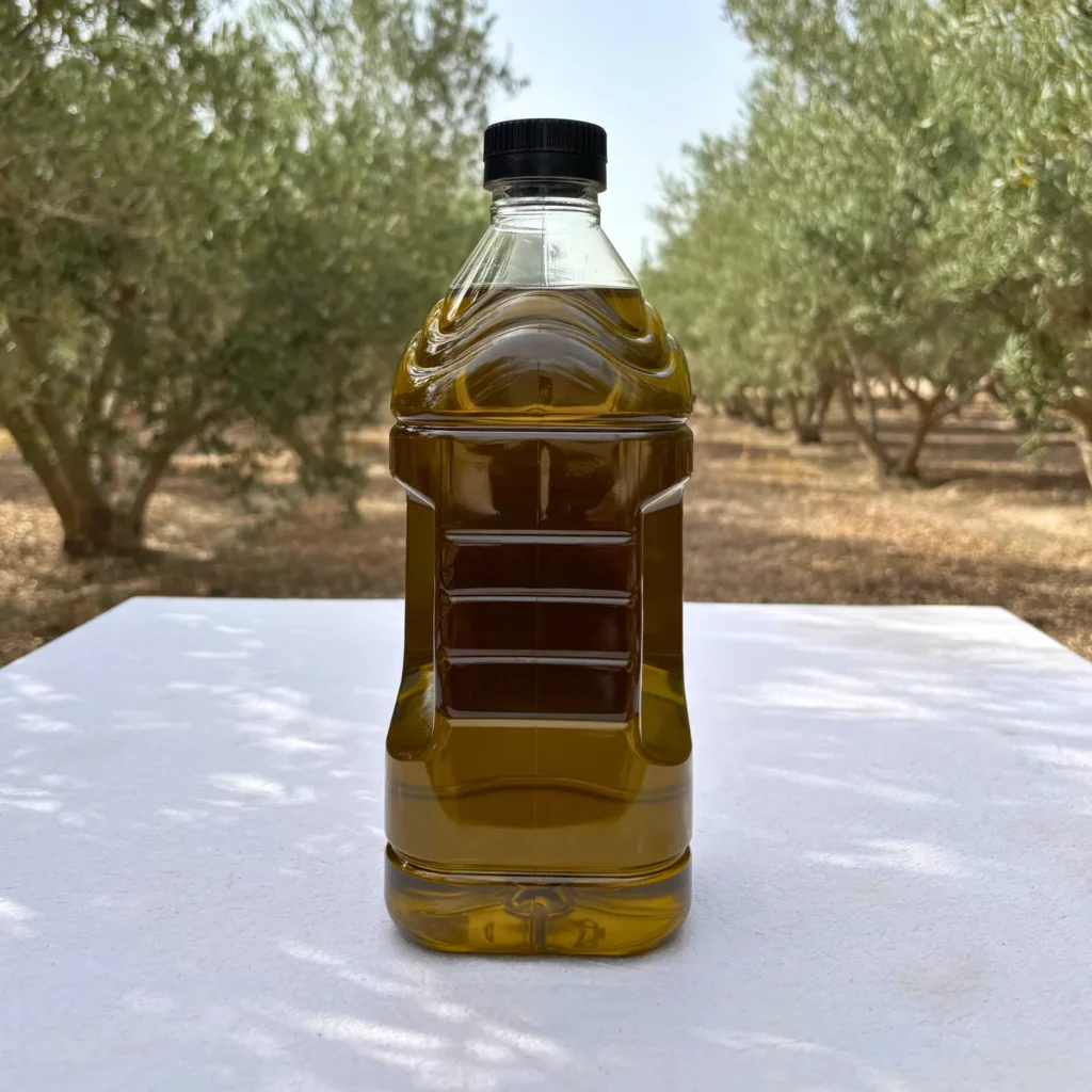 Garrafa de aceite Picual de 2 litros mostrando el color del aceite en el olivar