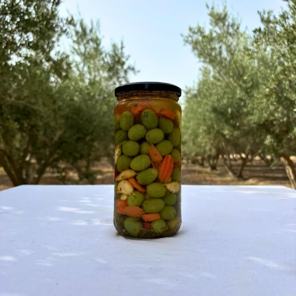 Aceitunas Chupadedos vistas a través del cristal del tarro