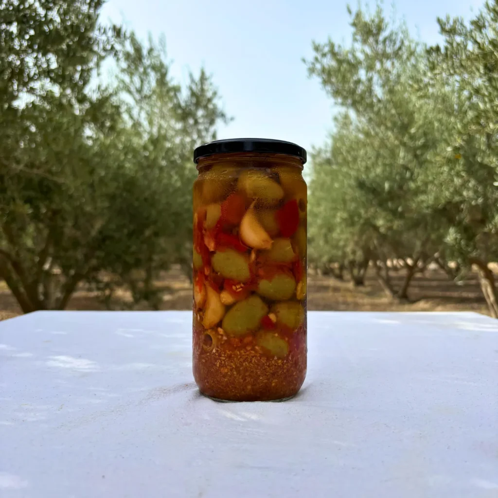 Aceitunas Gordal aliñadas vistas a través del cristal del tarro