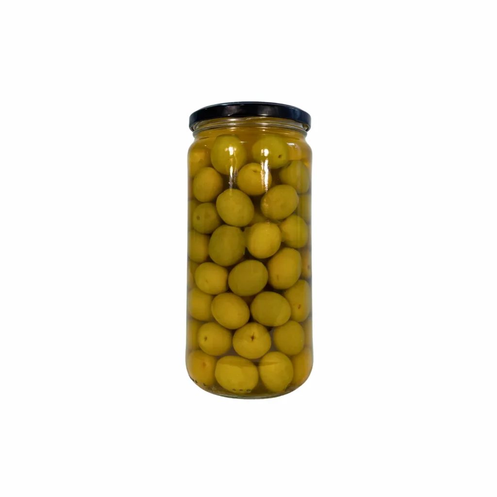 Aceitunas Manzanilla con hueso vistas a través del cristal del tarro