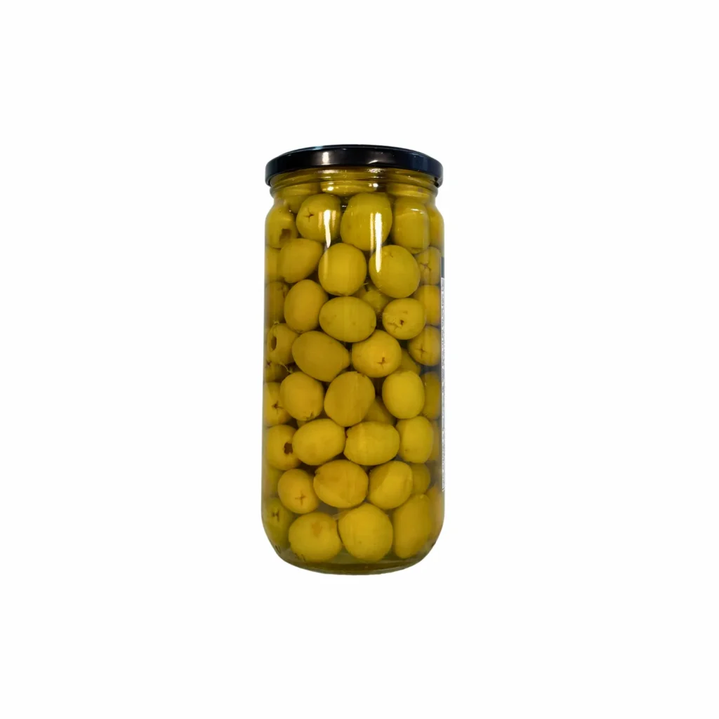 Aceitunas Manzanilla sin hueso vistas a través del cristal del tarro