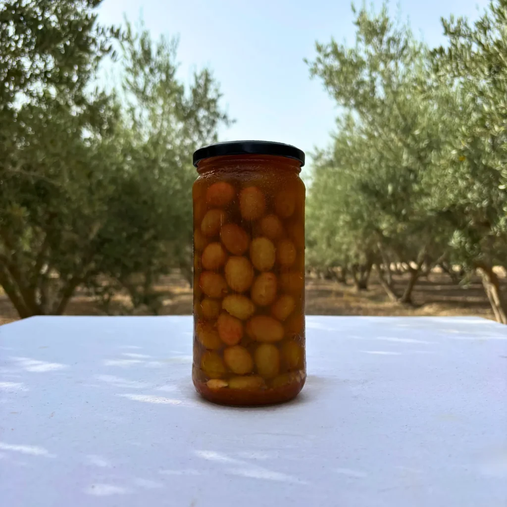 Aceitunas con mojo picón vistas a través del cristal del tarro