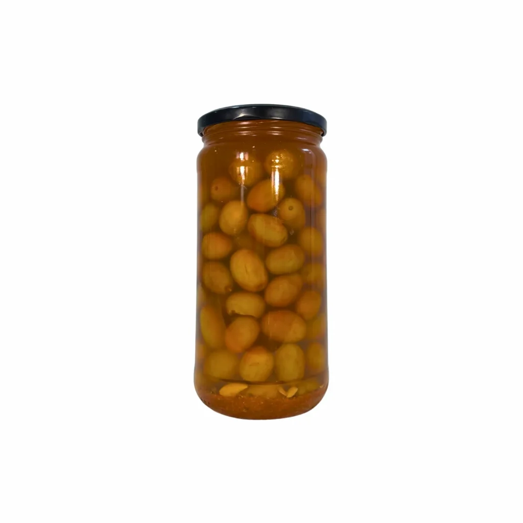 Aceitunas con mojo picón vistas a través del cristal del tarro