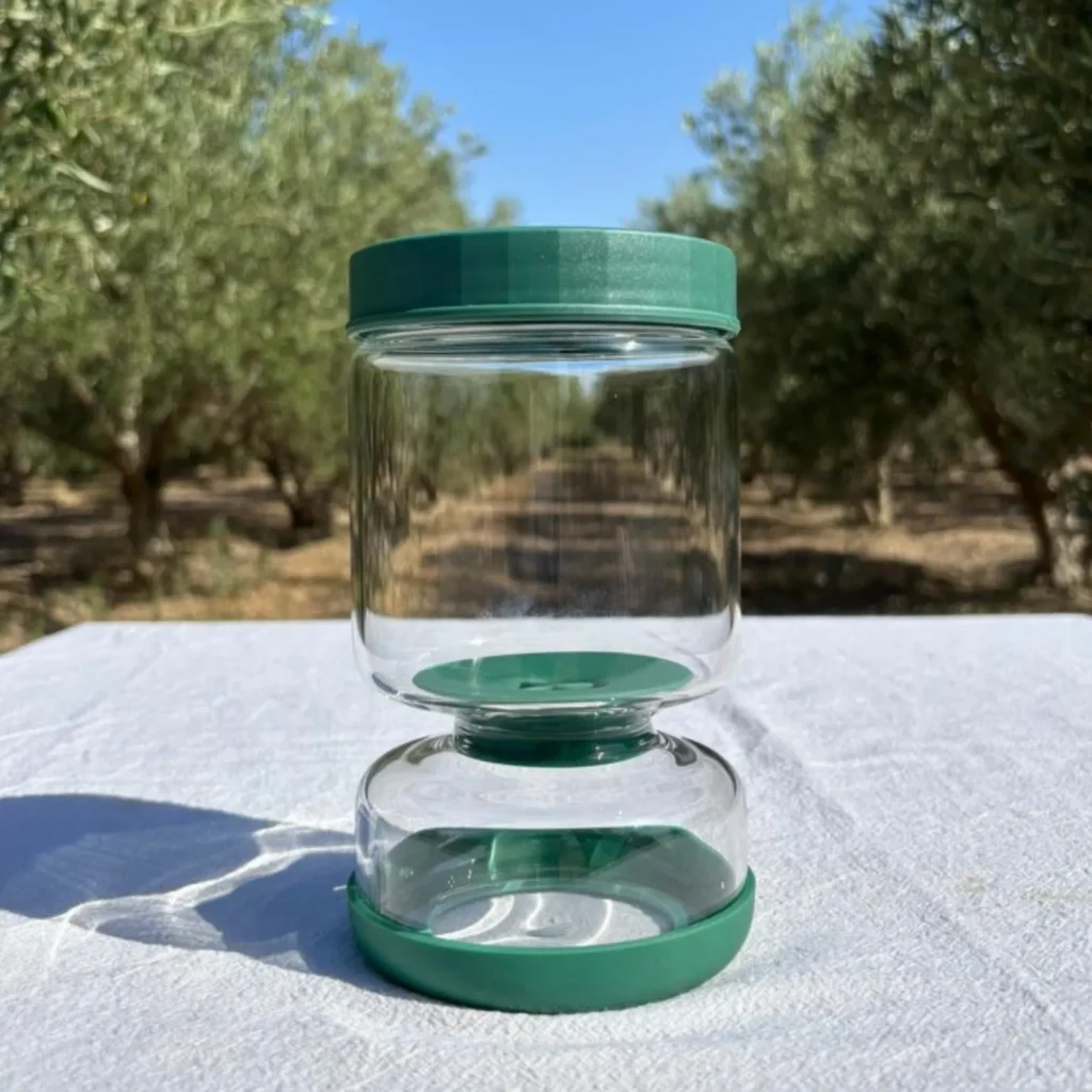 Tarro Olivas y Aceitunas de Gran Almazara con el olivar de fondo
