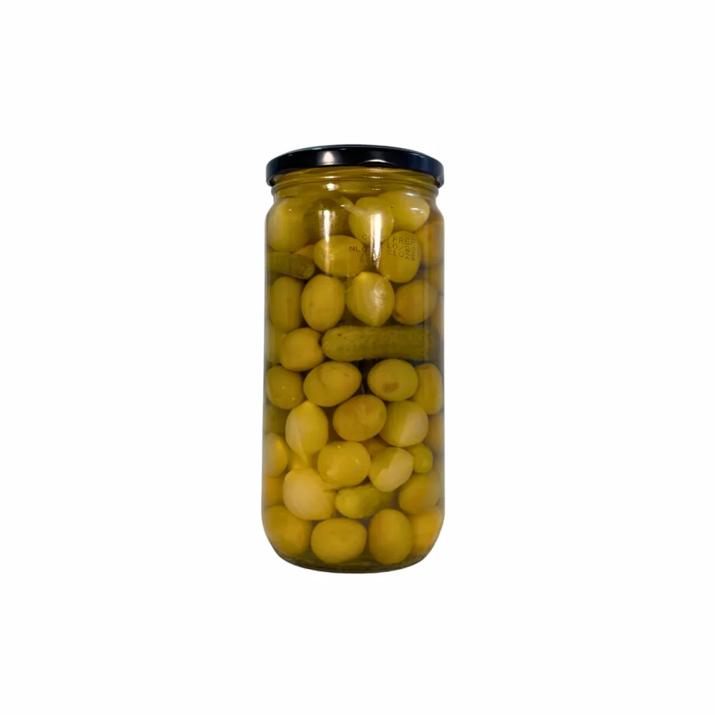 Mezcla de aceitunas del cóctel vista a través del cristal del tarro