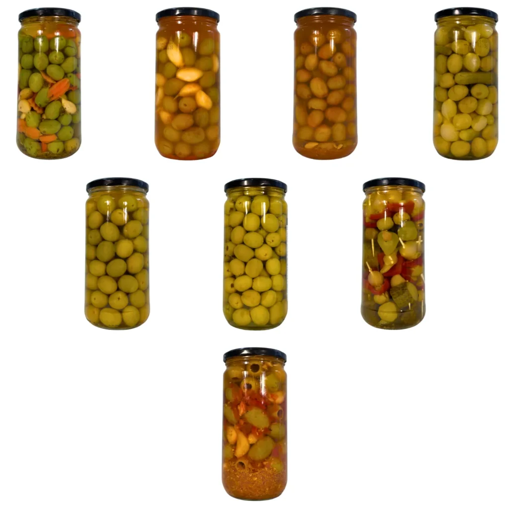 Tarros del pack de aceitunas mostrando las distintas variedades a través del cristal